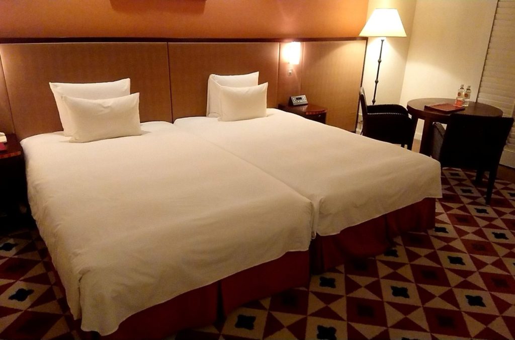 ホテルのベッドルーム

自動的に生成された説明