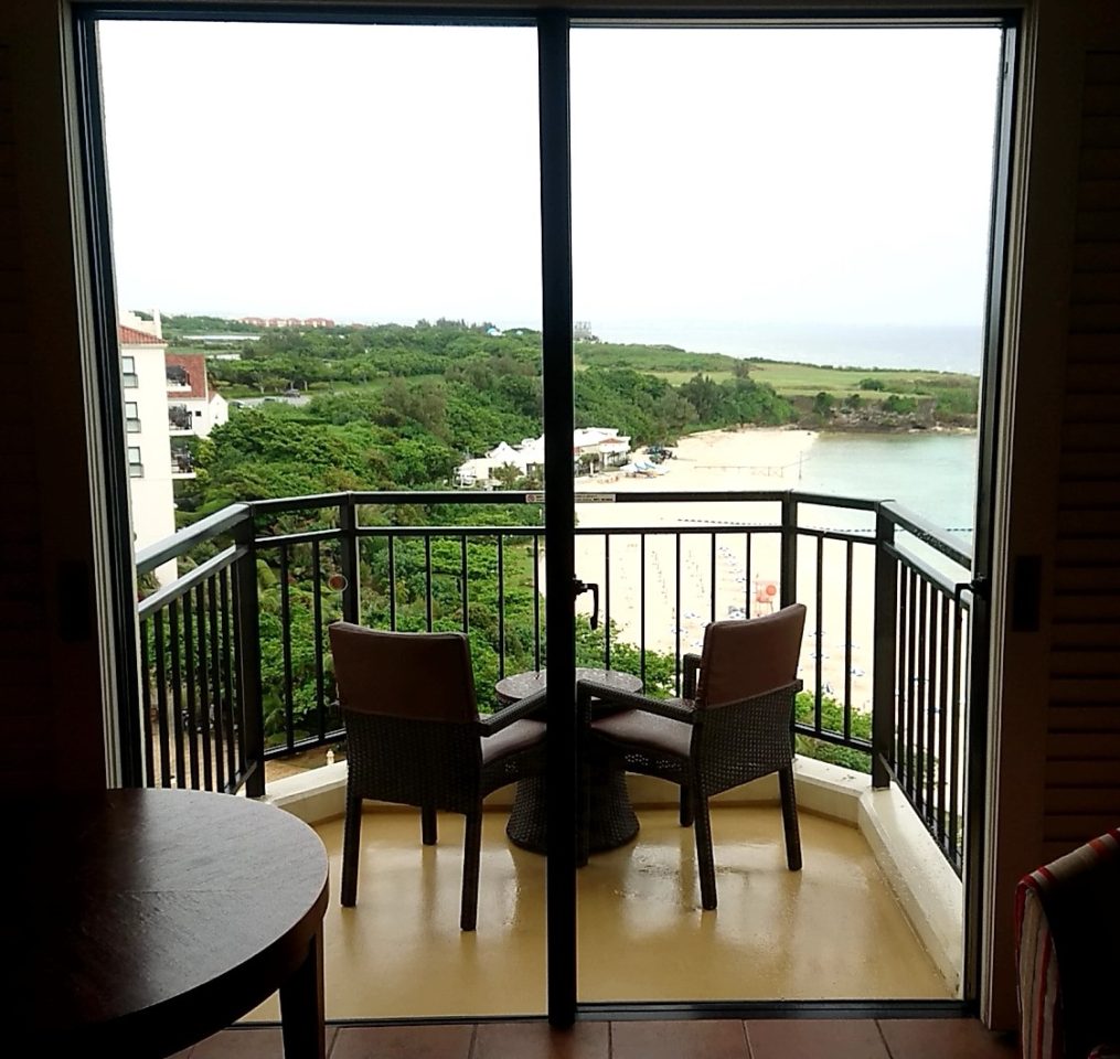 海の見える窓のある部屋

自動的に生成された説明